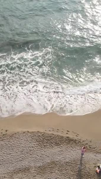 Sahile yakın bir yerde dikey bir deniz manzarası var. Kıyı sahili kıyılarına yakın çekim. Yavaş çekim — Stok video