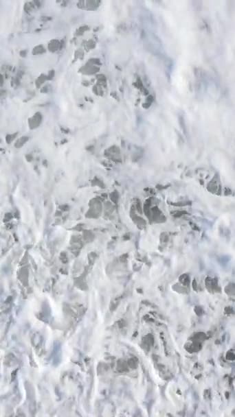 Verticale video zee bij de kust - close-up van de kust zeegezicht. Langzame beweging — Stockvideo
