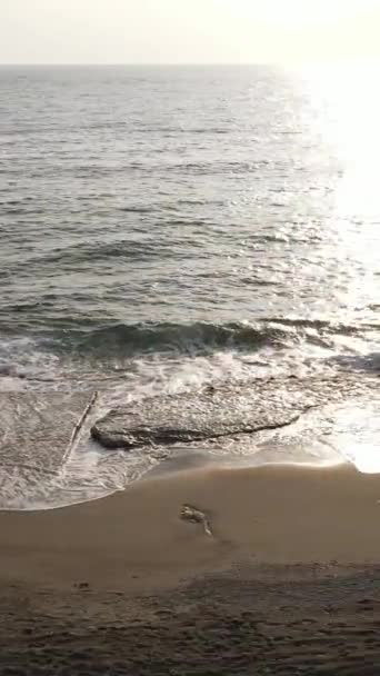 El vídeo vertical de mar cerca de la costa - el primer plano del paisaje marino costero. Movimiento lento — Vídeos de Stock