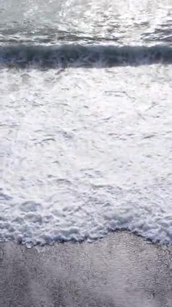 Vertikal video havet nära kusten - närbild av kustnära havslandskap. Långsamma rörelser — Stockvideo