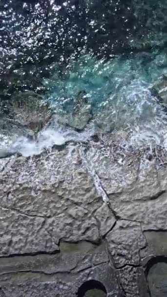 海岸近くの垂直方向のビデオ海-海岸沿いの海のクローズアップ。スローモーション — ストック動画