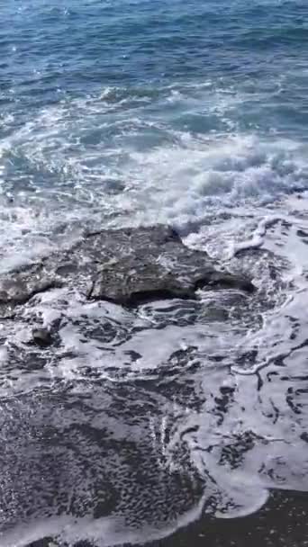 El vídeo vertical de mar cerca de la costa - el primer plano del paisaje marino costero. Movimiento lento — Vídeo de stock