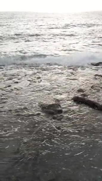 El vídeo vertical de mar cerca de la costa - el primer plano del paisaje marino costero. Movimiento lento — Vídeos de Stock