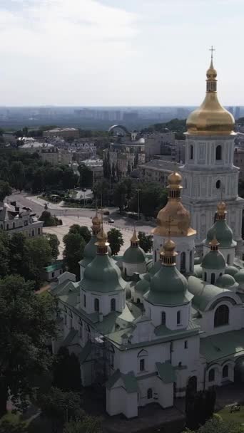 Kiew. Ukraine: Sophienkathedrale in Kiew. Vertikales Video — Stockvideo