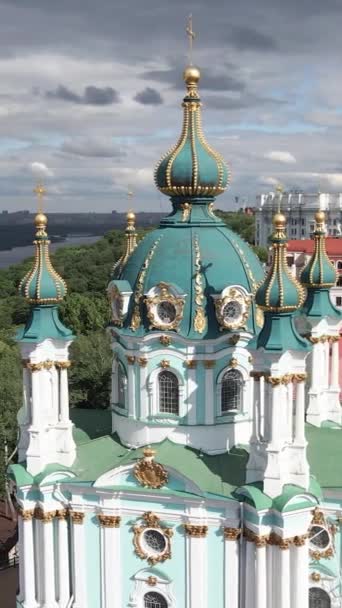 Iglesia de San Andrés al amanecer. Kiev, Ucrania. Vídeo vertical — Vídeos de Stock