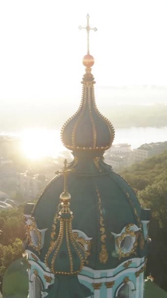 Şafakta St. Andrews Kilisesi 'nde. Kyiv, Ukrayna. Dikey video — Stok video