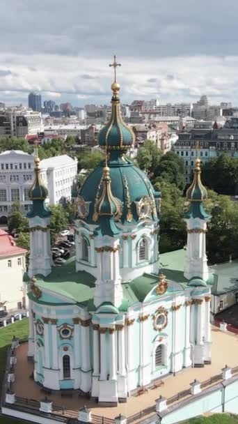 St. Andrewsin kirkko aamunkoitteessa. Kiovassa, Ukrainassa. Pystysuora video — kuvapankkivideo