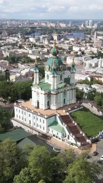 L'église St Andrews à l'aube. Kiev, Ukraine. Vidéo verticale — Video