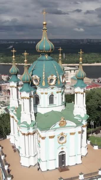 Igreja de St. Andrews ao amanhecer. Kiev, Ucrânia. Vídeo vertical — Vídeo de Stock