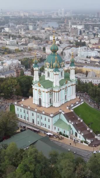 Iglesia de San Andrés al amanecer. Kiev, Ucrania. Vídeo vertical — Vídeos de Stock