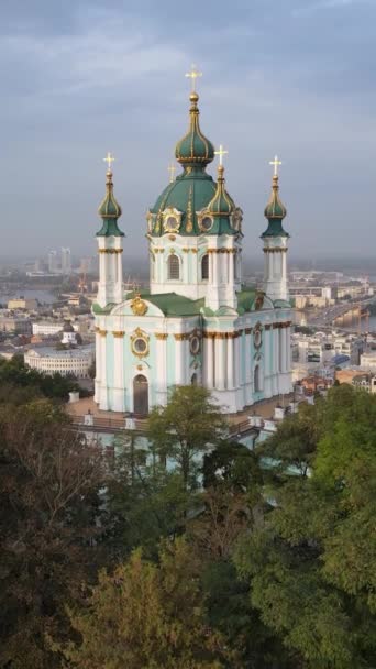 Şafakta St. Andrews Kilisesi 'nde. Kyiv, Ukrayna. Dikey video — Stok video