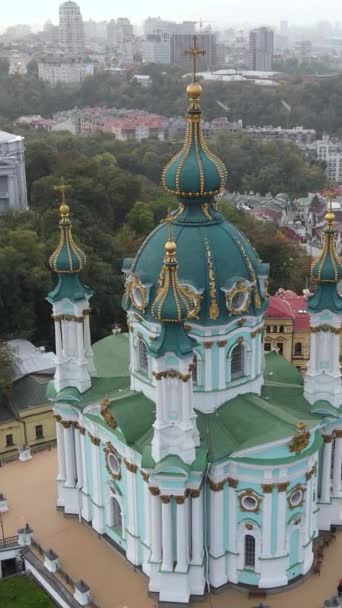 Iglesia de San Andrés al amanecer. Kiev, Ucrania. Vídeo vertical — Vídeos de Stock
