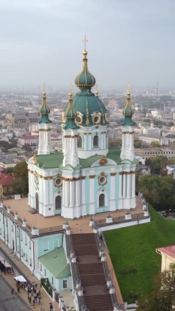 Iglesia de San Andrés al amanecer. Kiev, Ucrania. Vídeo vertical — Vídeos de Stock