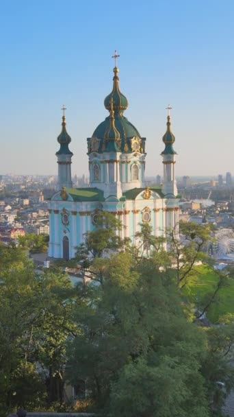 Iglesia de St. Andrews en la mañana. Kiev, Ucrania. Vídeo vertical — Vídeos de Stock