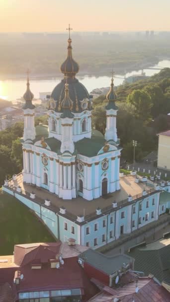 Iglesia de St. Andrews en la mañana. Kiev, Ucrania. Vídeo vertical — Vídeo de stock