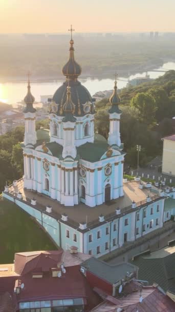 St. Andrews Kerk in de ochtend. Kiev, Oekraïne. Verticale video — Stockvideo