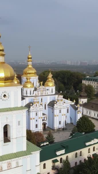 Kijów, Ukraina: Klasztor Św. Michała Złotej Kopuły. Pionowe wideo — Wideo stockowe