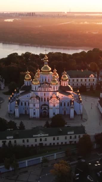 Kijów, Ukraina: Klasztor Św. Michała Złotej Kopuły. Pionowe wideo — Wideo stockowe