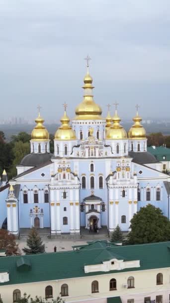 Kiev, Oekraïne: St. Michaels Golden-Domed klooster. Verticale video — Stockvideo