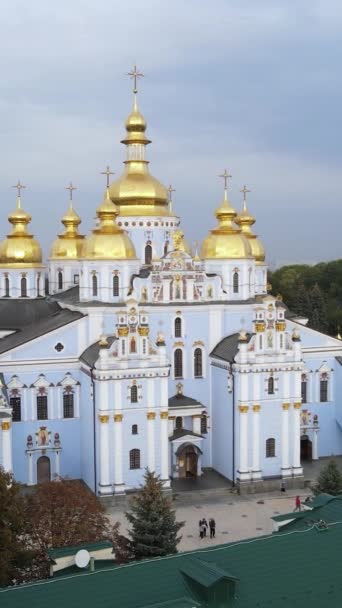 Kiev, Ucrania: St. Michaels Golden-Domed Monastery. Vídeo vertical — Vídeo de stock