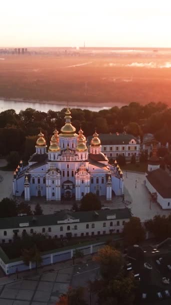 Kiev, Ucraina: Mănăstirea Sf. Michaels cu cupolă de aur. Video vertical — Videoclip de stoc