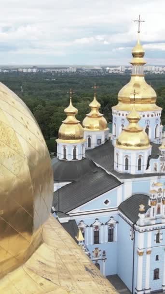 Kijev, Ukrajna: Szent Mihály aranykupolás kolostor. Függőleges videó — Stock videók
