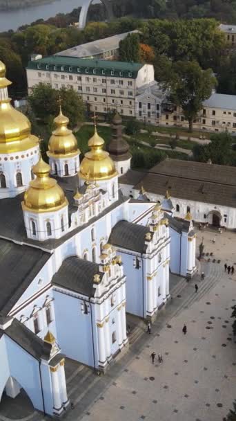 Kiev, Ukraina: St Michaels Golden-Domed kloster. Vertikal video — Stockvideo
