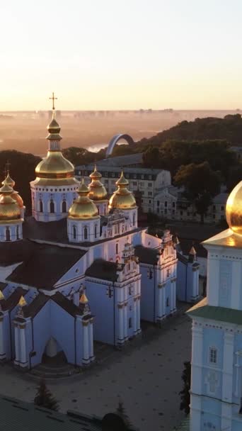 Kijev, Ukrajna: Szent Mihály aranykupolás kolostor. Függőleges videó — Stock videók