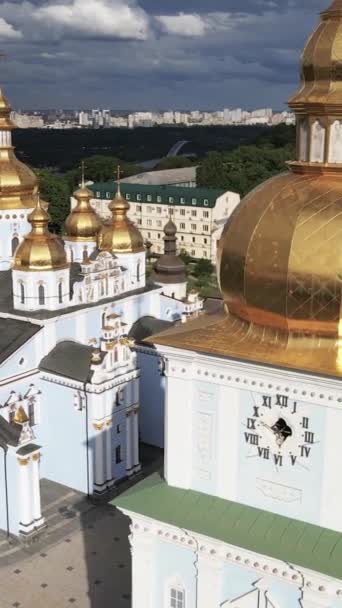 Kiev, Ukraina: St Michaels Golden-Domed kloster. Vertikal video — Stockvideo