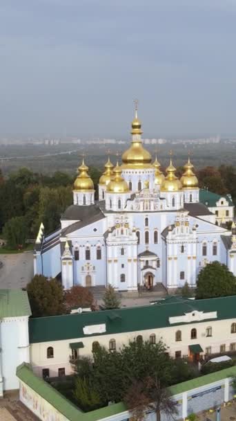 Kiev, Ucraina: Monastero di San Michele a cupola d'oro. Video verticale — Video Stock