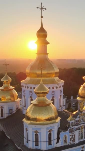 St. Michaels Golden-Domed Monastery in the morning. Kyiv, Ukraine. Vertical video — Stock Video