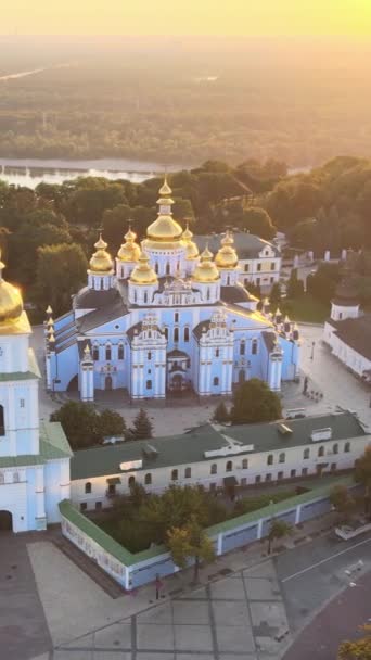 Klasztor św. Michała Złotej Kopuły rano. Kijów, Ukraina. Pionowe wideo — Wideo stockowe