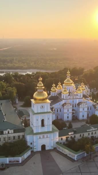 Sabah St. Michaels Altın Kubbe Manastırı. Kyiv, Ukrayna. Dikey video — Stok video