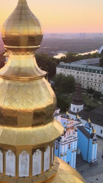 聖マイケルズ黄金朝のドーム修道院。ウクライナのキエフ。垂直ビデオ — ストック動画