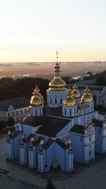 Kiev, Oekraïne: St. Michaels Golden-Domed klooster. Verticale video — Stockvideo