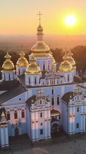 Monasterio de Cúpula Dorada de San Miguel por la mañana. Kiev, Ucrania. Vídeo vertical — Vídeos de Stock