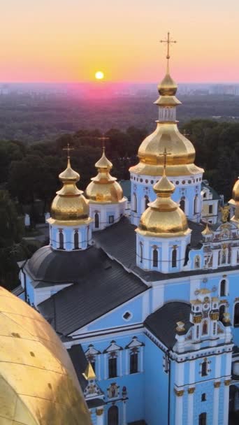 Monasterio de Cúpula Dorada de San Miguel por la mañana. Kiev, Ucrania. Vídeo vertical — Vídeos de Stock