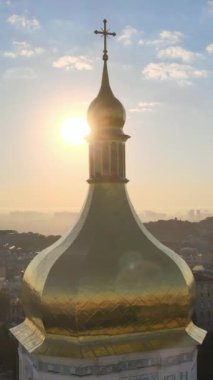 Sabahın köründe Aziz Sophia Kilisesi 'nde. Kyiv. Ukrayna. Dikey video