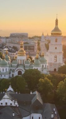Sabahın köründe Aziz Sophia Kilisesi 'nde. Kyiv. Ukrayna. Dikey video