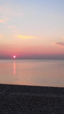 Deniz manzarası üzerinde dikey video şafağı. Türkiye, Antalya