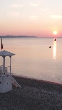 Deniz manzarası üzerinde dikey video şafağı. Türkiye, Antalya