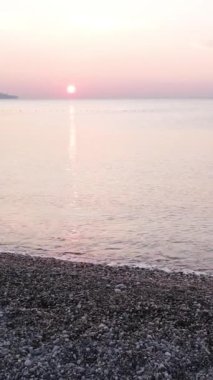 Deniz manzarası üzerinde dikey video şafağı. Türkiye, Antalya
