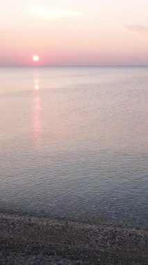 Deniz manzarası üzerinde dikey video şafağı. Türkiye, Antalya