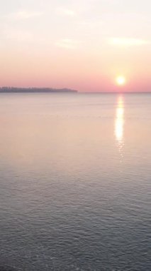 Deniz manzarası üzerinde dikey video şafağı. Türkiye, Antalya