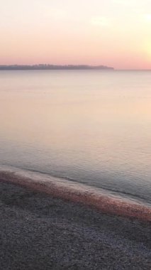 Deniz manzarası üzerinde dikey video şafağı. Türkiye, Antalya