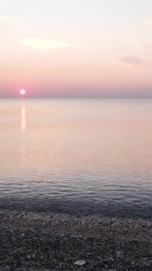 Deniz manzarası üzerinde dikey video şafağı. Türkiye, Antalya