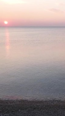 Deniz manzarası üzerinde dikey video şafağı. Türkiye, Antalya