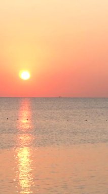 Deniz manzarası, deniz kıyısındaki güneş. Dikey video