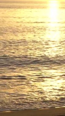 Deniz manzarası, deniz kıyısındaki güneş. Dikey video