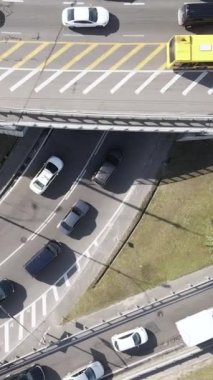 Kyiv. Ukrayna: yol kavşağı. Hava görüntüsü. Dikey video